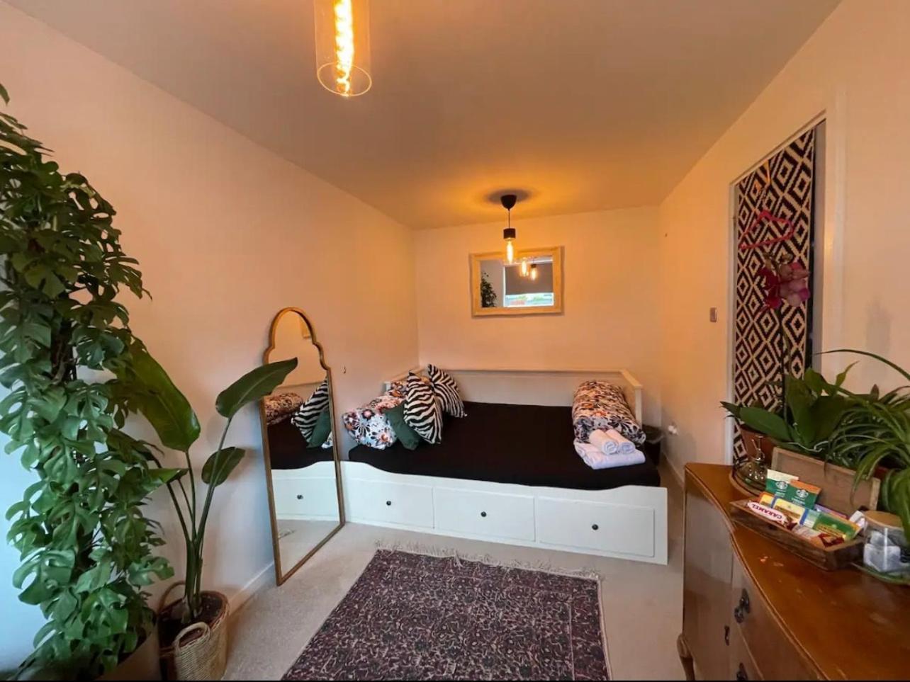 Private Room With Separate Shower And Free Parking Edinburgh Bagian luar foto